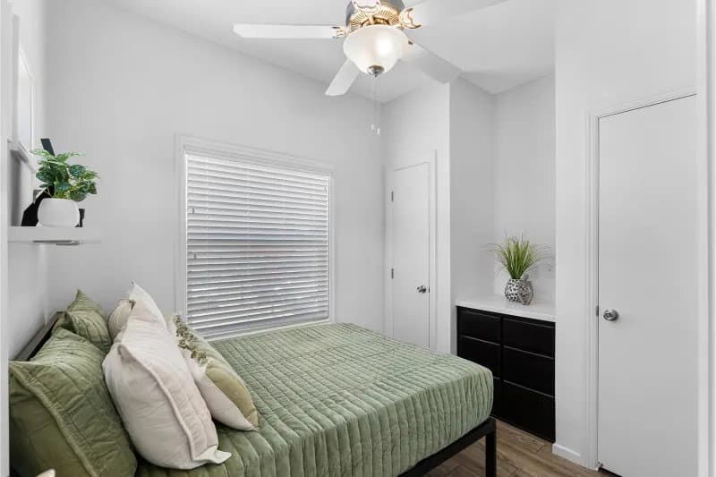 Ath-23l bedroom home features